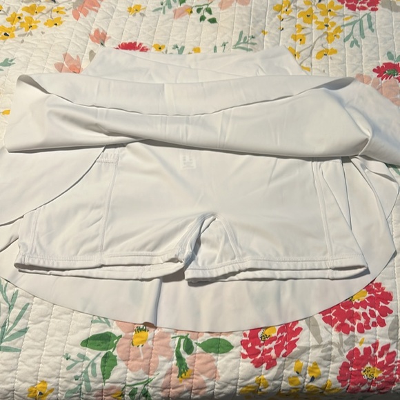 Halara white mini skirt skort w shorts. Spandex size medium worn once like new - Picture 2 of 4